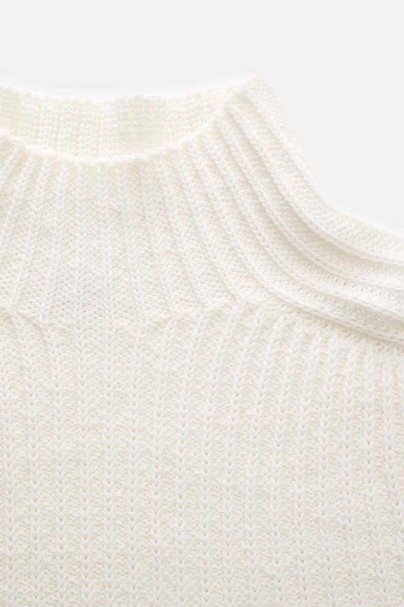 04651/ A trip in a bag Mock Neck Pullover 'Foggy Mock' offwhite, Detailaufnahme von oben, weiche reine Wolle, grobes Rippstrickmuster, Slim Fit, Stehkragen.