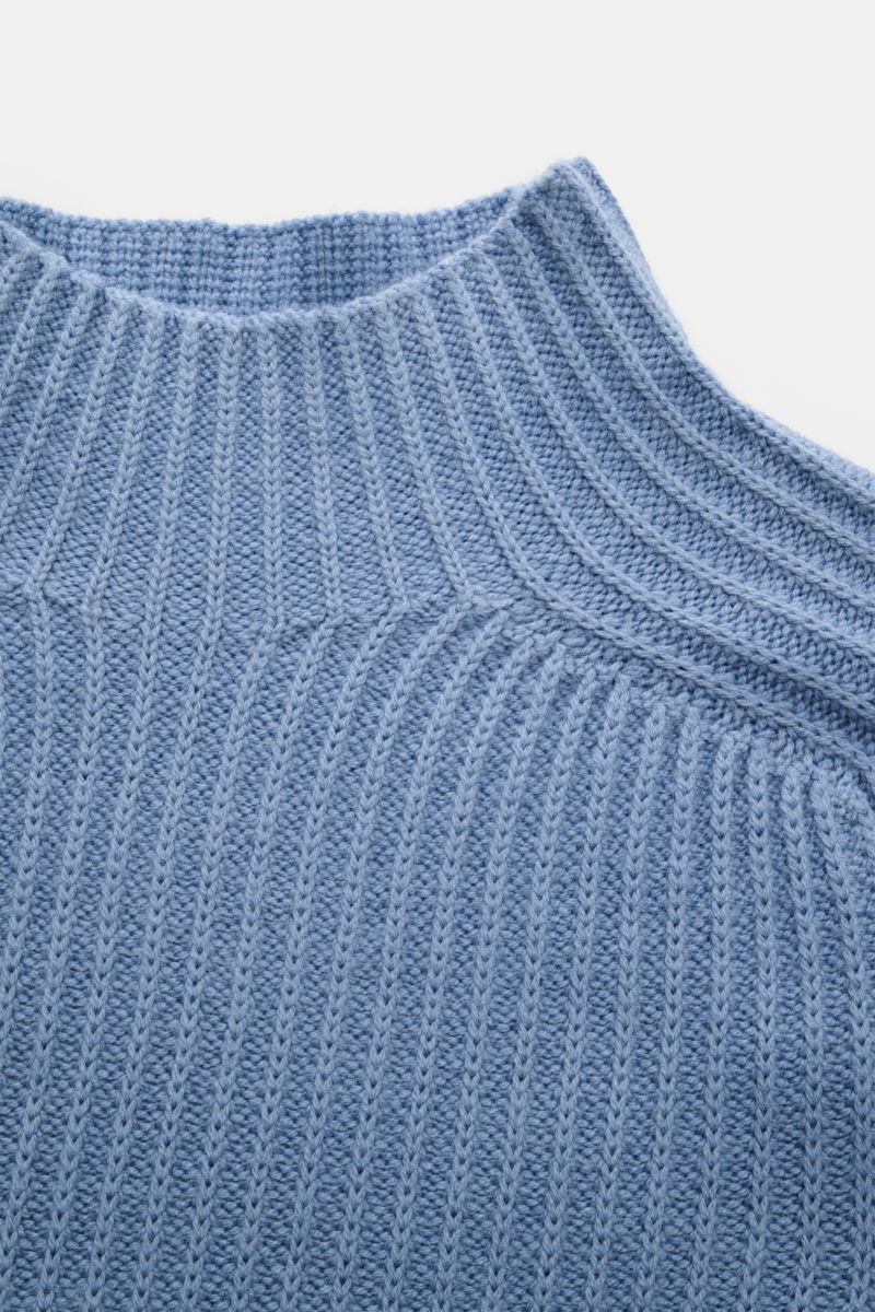 04651/ A trip in a bag Mock Neck Pullover 'Foggy Mock' rauchblau, aus reiner Wolle, weicher Griff, mittelfeines grobes Rippstrickmuster, Slim Fit, Stehkragen, garment dyed, Detailaufnahme von oben.