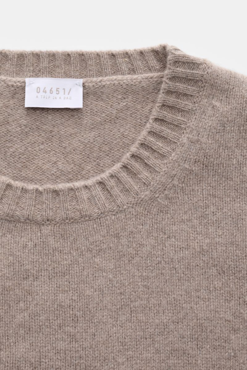 04651/ A trip in a bag Rundhalspullover 'Pocket Crew' taupe meliert