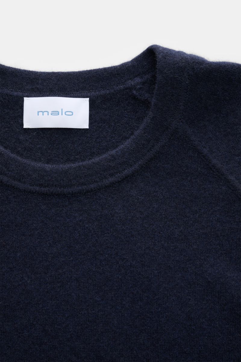 Close-up front view of the Malo Cashmere Rundhalspullover navy, showing fine knit, round neckline, raglan sleeves, and ribbed cuffs. Minimalismus in edelster Form: Dieser Pullover von Malo aus purem Cashmere steht für kompromisslosen Komfort und zeitloses