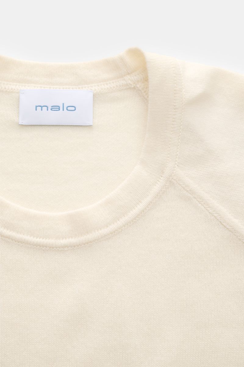 Close-up front view of Malo Cashmere Rundhalspullover creme showing round neckline, raglan sleeves, and soft fine knit texture. Minimalismus in edelster Form: Dieser Pullover von Malo aus purem Cashmere steht für kompromisslosen Komfort und zeitloses D
