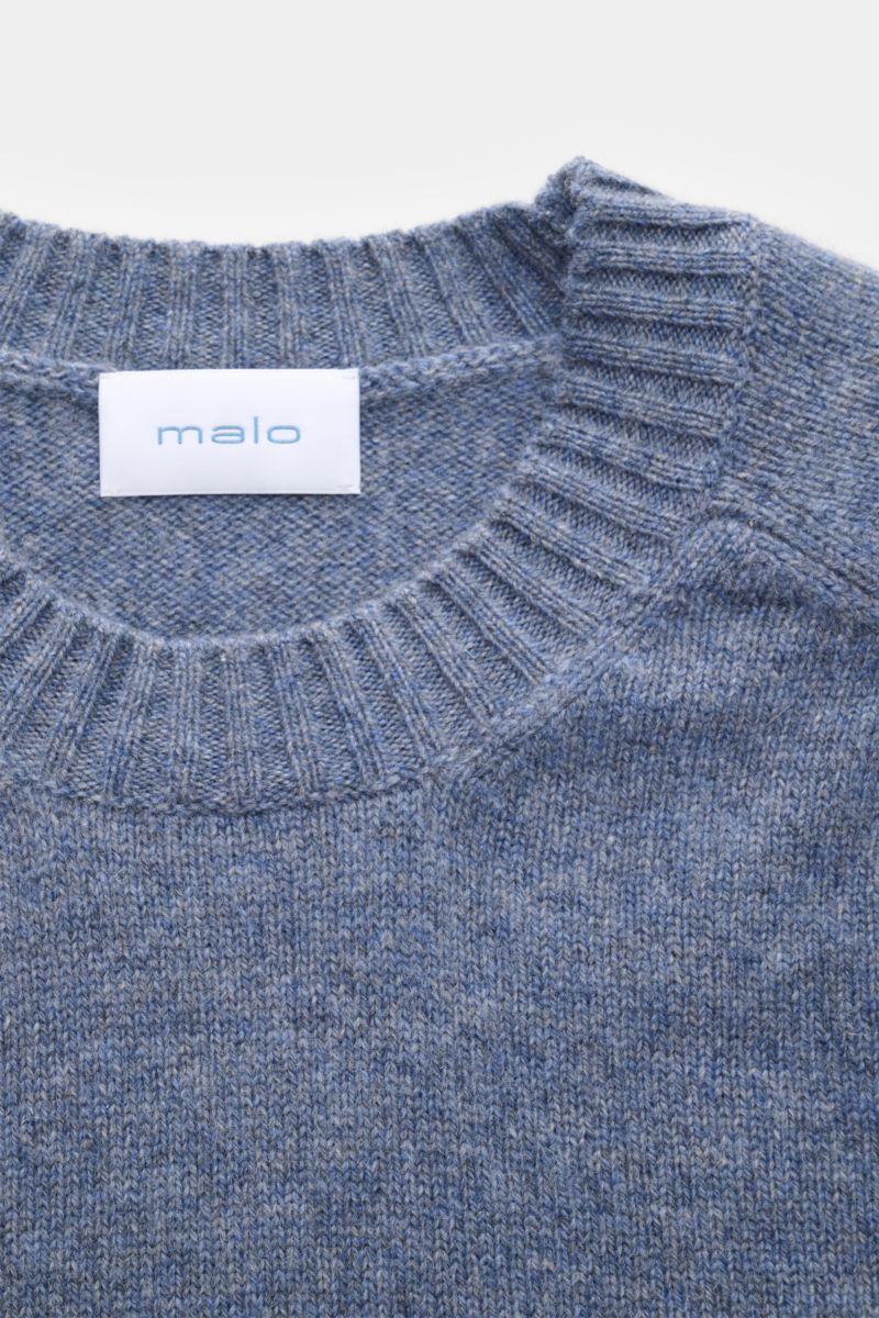 Close-up front view of the Malo Cashmere Rundhalspullover rauchblau meliert showing a light blue mixed color, round neckline, and ribbed cuffs; reiner Cashmere, sehr weicher Griff, mittelfeines Strickbild, Slim Fit, Rundhalsausschnitt, komfortable Rippbün