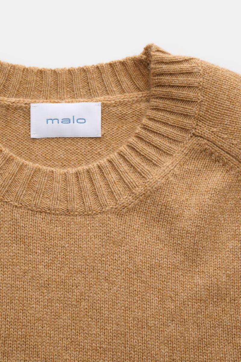 Close-up front view of Malo Cashmere Rundhalspullover hellbraun, showcasing round neckline, reiner Cashmere, very soft touch, mittelfeines Strickbild, Slim Fit, and comfortable ribbed cuffs.