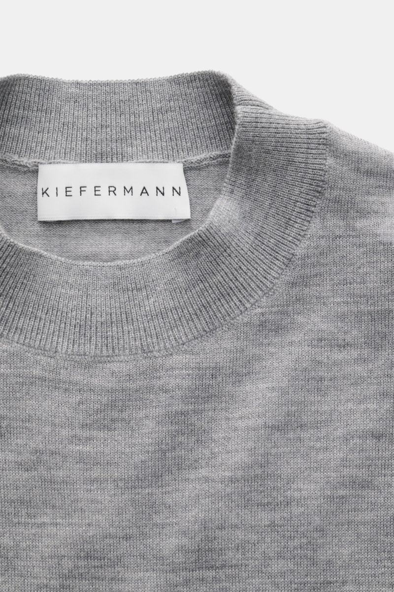 Kiefermann Merino Feinstrick-Pullover grau meliert, Nahaufnahme von oben, reine Merinowolle, superweicher Griff, feines Strickbild, Slim Fit, hoher Rundhalsausschnitt, elastische Ärmelabschlüsse.