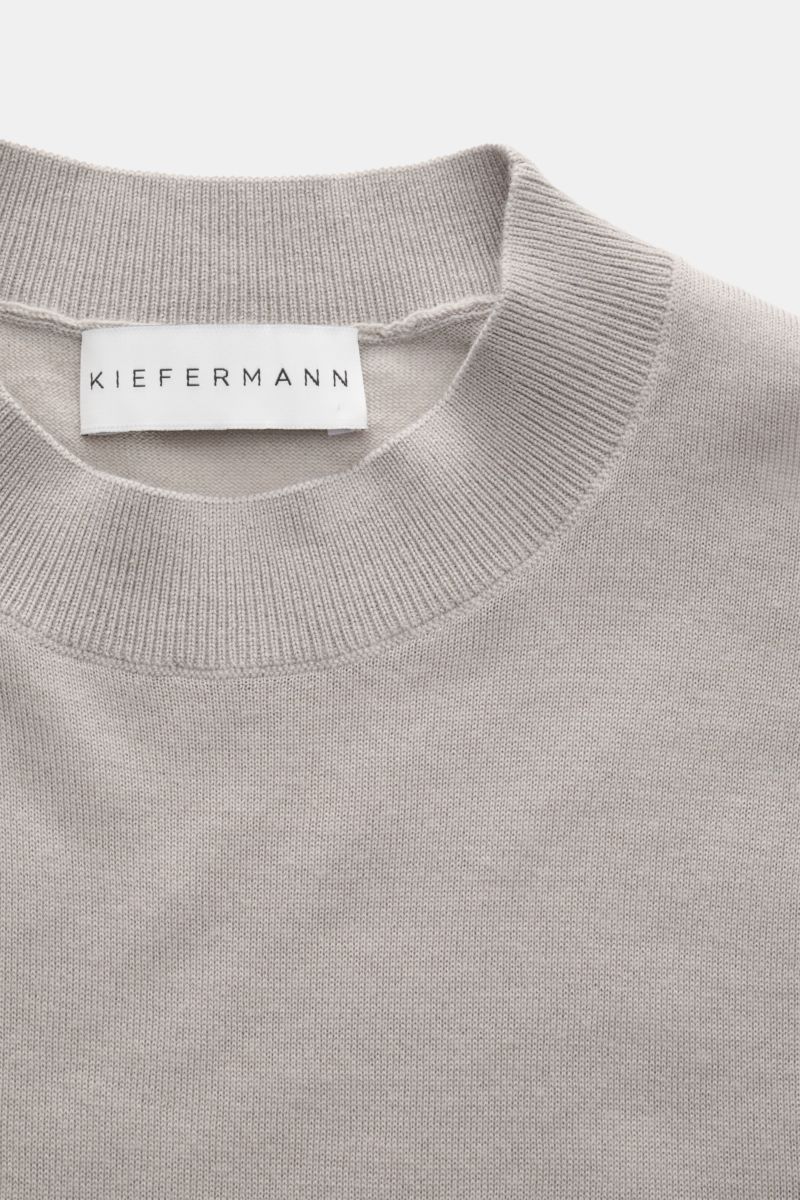 Nahaufnahme des Kiefermann Merino Feinstrick-Pullovers hellgrau von oben, reine Merinowolle, superweicher Griff, sehr feines Strickbild, Slim Fit, hoher Rundhalsausschnitt, elastische Ärmelabschlüsse.