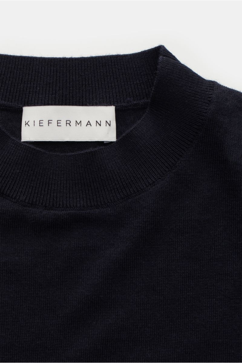 Nahaufnahme von Kiefermann Merino Feinstrick-Pullover navy mit hohem Rundhalsausschnitt, Slim Fit, reiner Merinowolle, superweichem Griff, sehr feinem Strickbild und elastischen Ärmelabschlüssen.