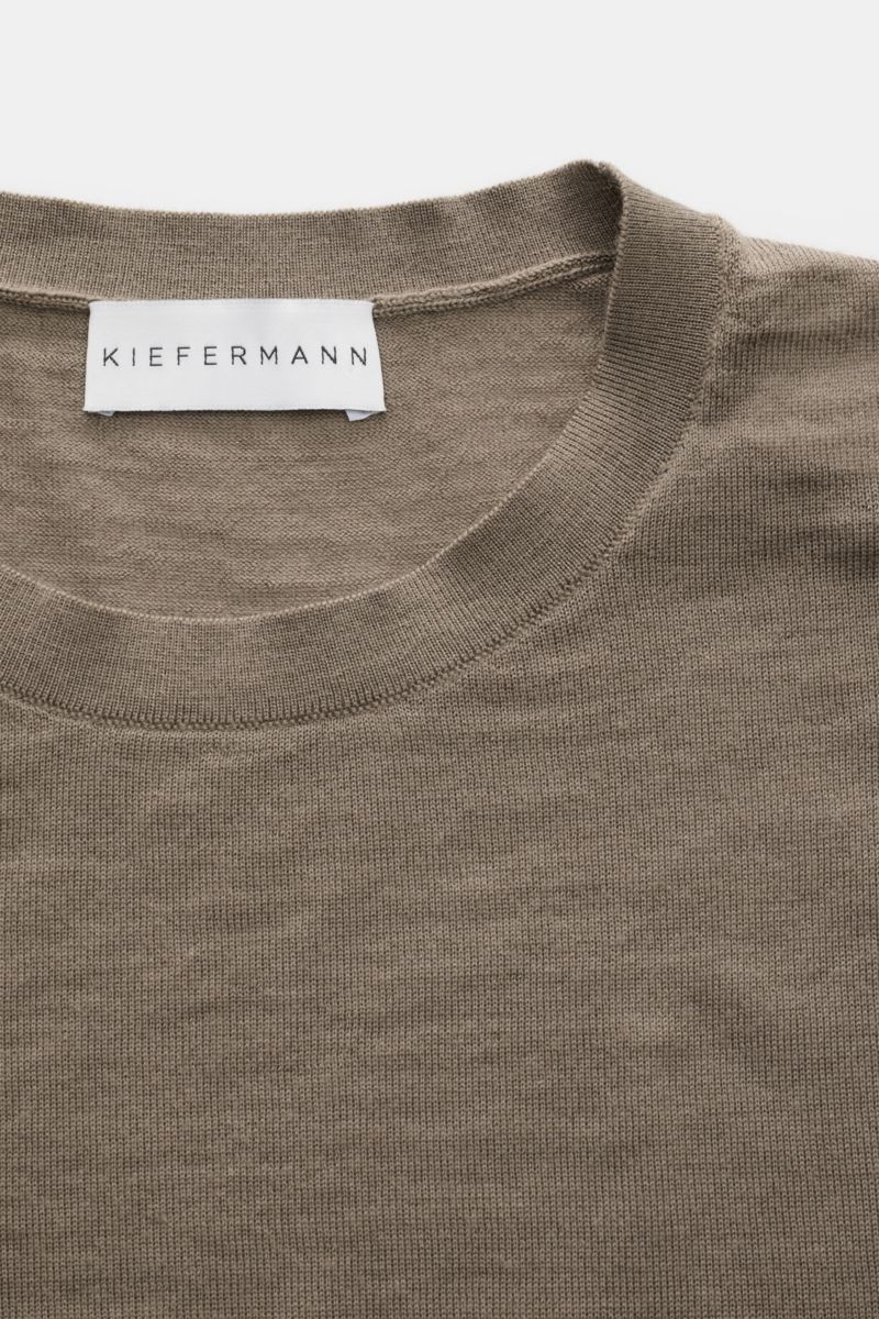 Kiefermann Merino Feinstrick-Pullover 'Marleys' taupe aus reine Merinowolle, Slim Fit, klassischer Rundhalsausschnitt, elastische Saumabschlüsse, feines Strickbild, detailnah von oben fotografiert.