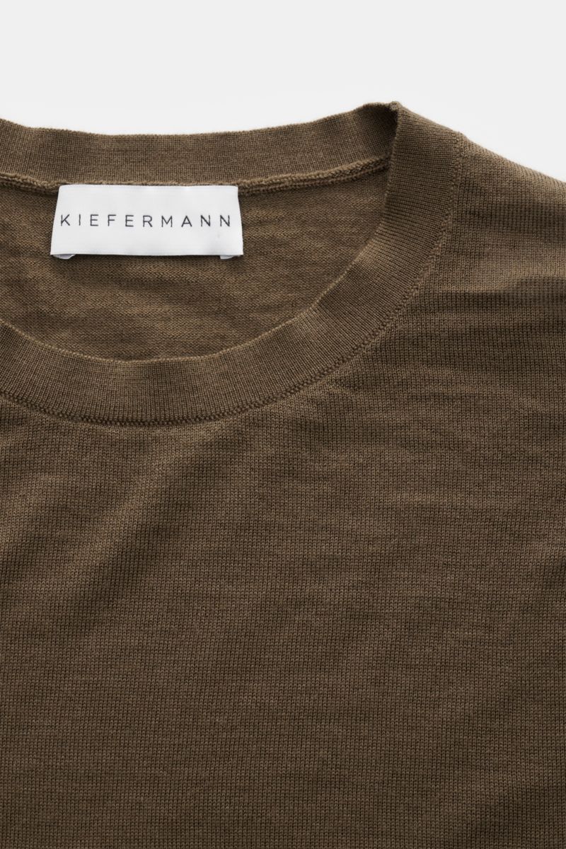 Kiefermann Merino Feinstrick-Pullover 'Marleys' dark olive, Nahaufnahme von oben, reine Merinowolle, supersofter Griff, sehr feines Strickbild, Slim Fit, Rundhalsausschnitt, elastische Saumabschlüsse.