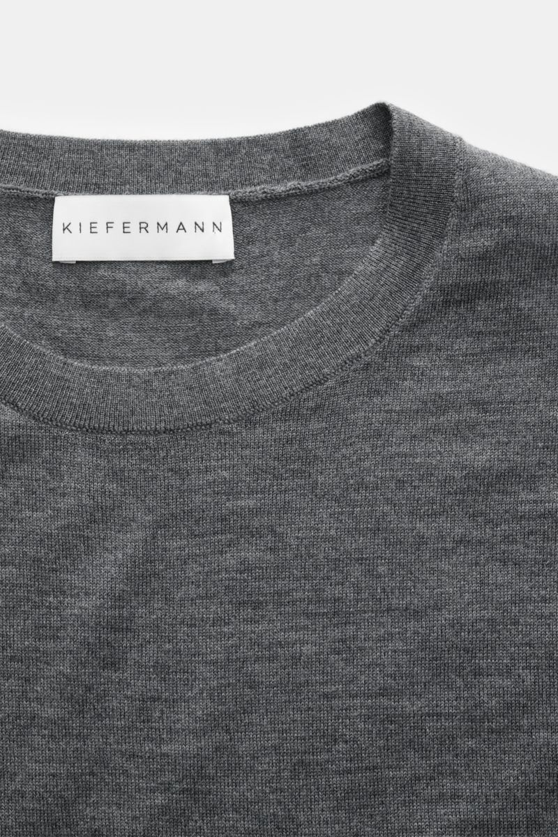 Kiefermann Merino Feinstrick-Pullover 'Marleys' dunkelgrau meliert, Slim Fit, reine Merinowolle, supersofter Griff, feines Strickbild, Rundhalsausschnitt, elastische Säume, Nahaufnahme von oben.