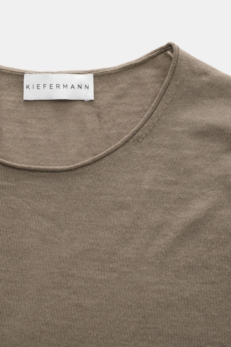 Kiefermann Merino Feinstrick-Pullover 'Benjaminn' taupe, Nahaufnahme von oben, Slim Fit, reine Merinowolle, superweicher Griff, sehr feines Strickbild, Rundhalsausschnitt, offene rollierte Kanten.