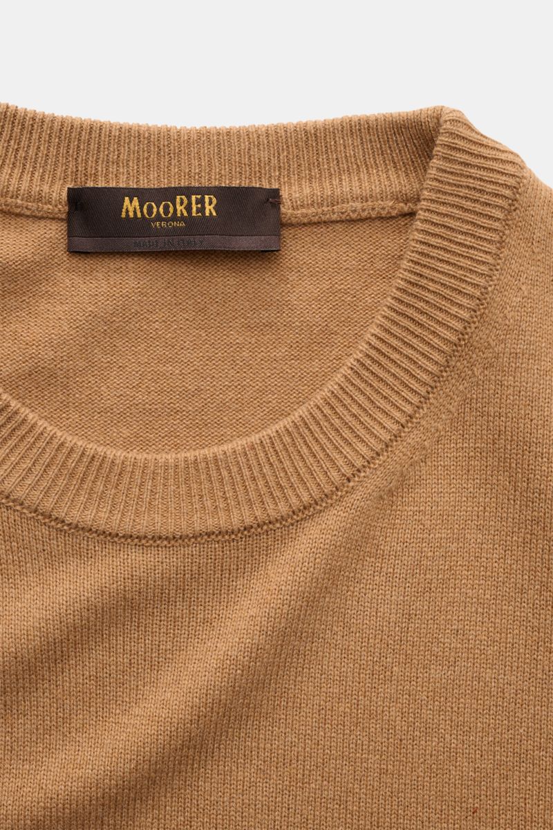 Close-up front view of Moorer Crew neck jumper 'Orvieto' camel, showcasing fine knit crew neck and ribbed bands. Timeless and elegant: The crew neck jumper 'Orvieto' by MOORER in a luxurious cashmere-silk blend is a versatile essential for stylish casual 