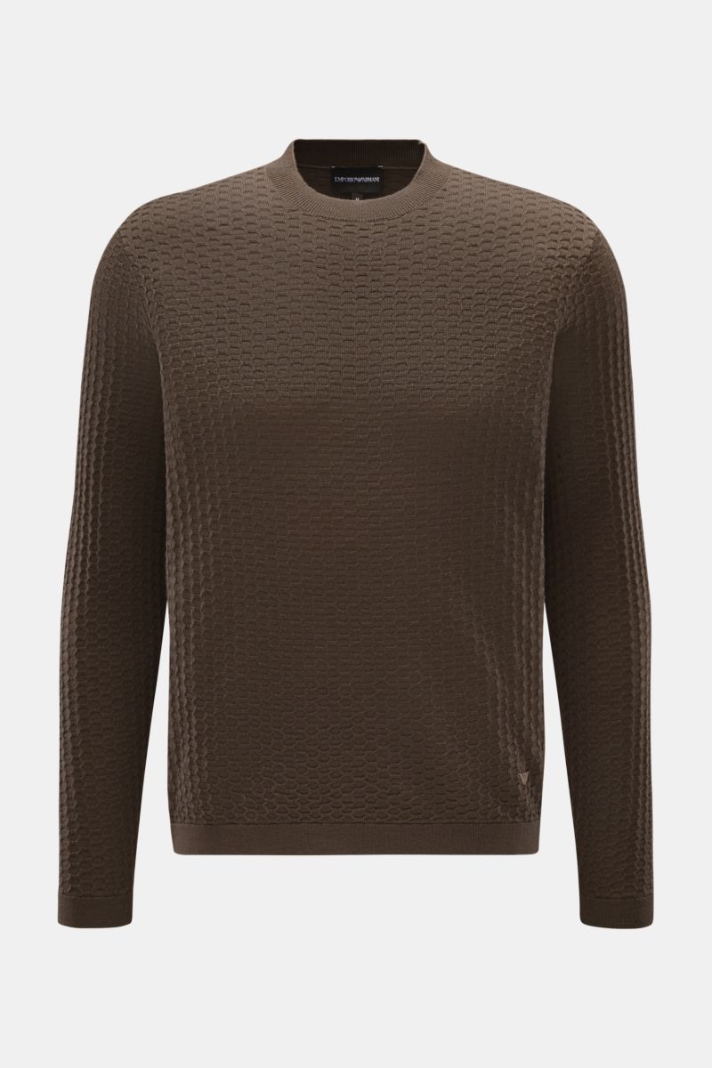 Front view of the Emporio Armani Rundhalspullover graubraun, a versatile lightweight round-neck sweater in pure new wool with a subtle textured knit pattern, soft feel, regular fit, ribbed cuffs, and woven label at the hem. Vielseitiger Begleiter: Der 