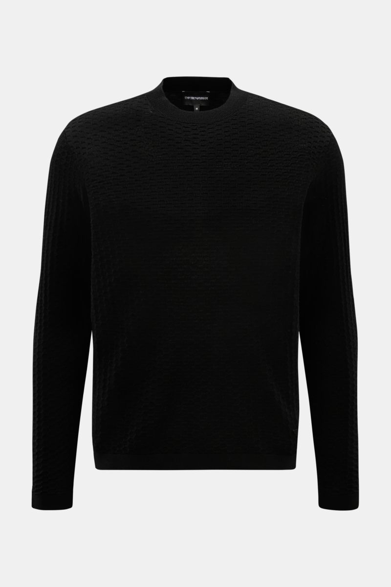 Front view of Emporio Armani Rundhalspullover schwarz, a lightweight black crewneck sweater in pure virgin wool with subtle textured knit pattern, regular fit, soft touch, ribbed cuffs, and hem label. Vielseitiger Begleiter: Der leichte Rundhalspullove