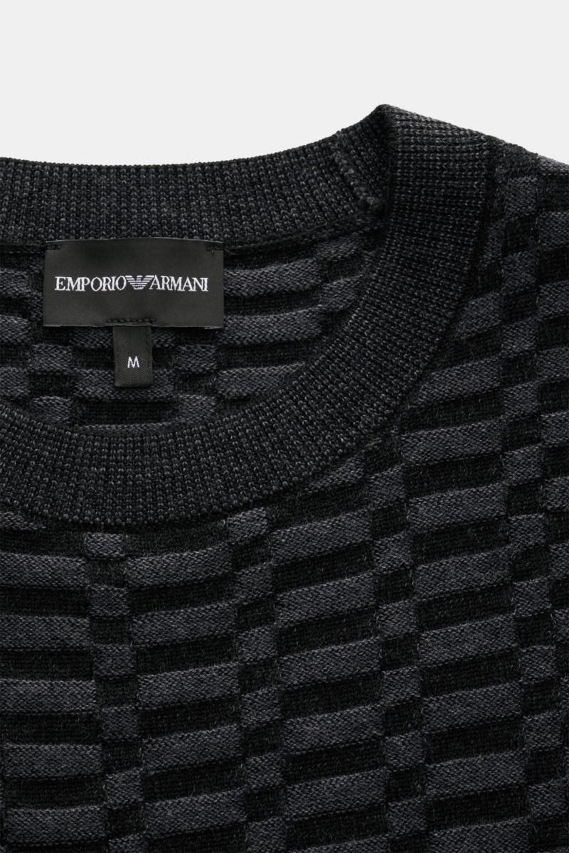 Close-up front view of Emporio Armani Rundhalspullover schwarz/dunkelgrau gemustert, a lightweight pure wool crewneck sweater with soft texture, fine knit, regular fit, ribbed cuffs, and woven label at hem. 

Vielseitiges Essential: Mit seinem zeitlose