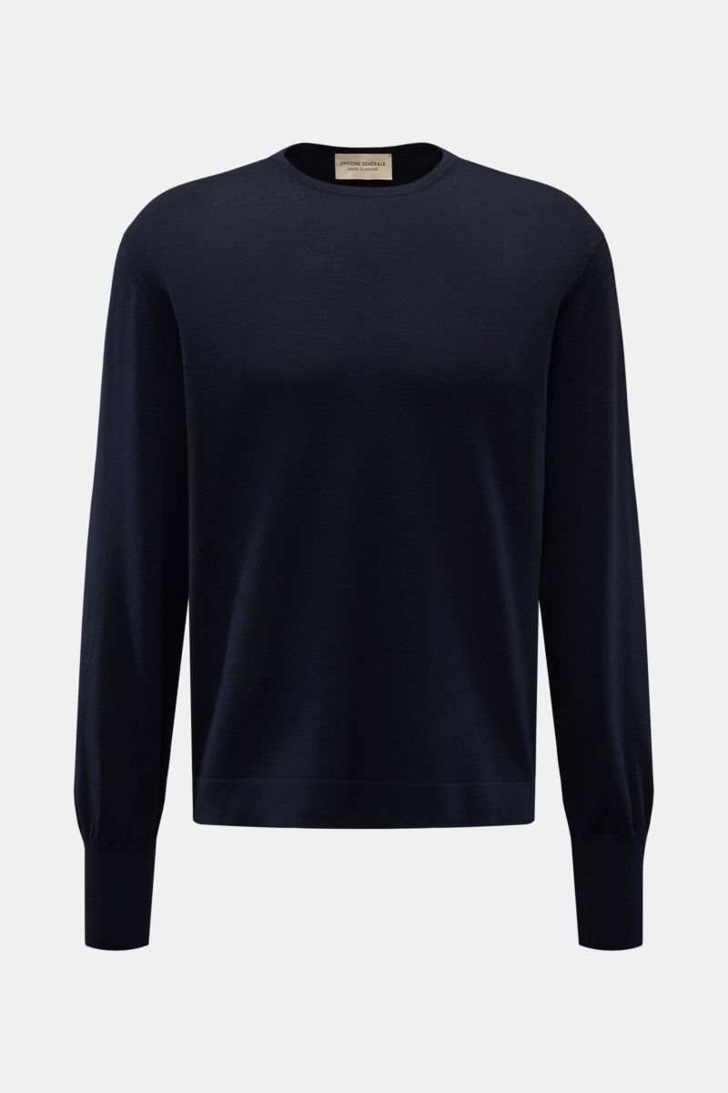 Front view of Officine Générale Merino Rundhalspullover navy, a luxurious basic round neck sweater in pure merino wool with soft touch, fine knit, regular fit, and comfortable ribbed cuffs, perfect for cooler days. Luxuriöses Basic: Der Rundhalspullove