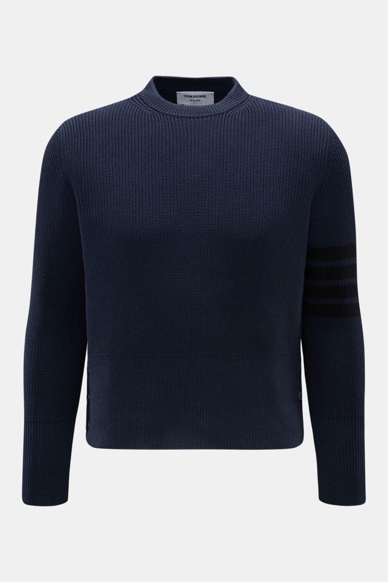 Front view of Thom Browne Rundhalspullover graublau, a slim fit, mid-weight knit cotton sweater with a round neck, tonal sleeve stripes, side slits, and buttoned cuffs. Stylish winter essential with soft texture and signature details.
