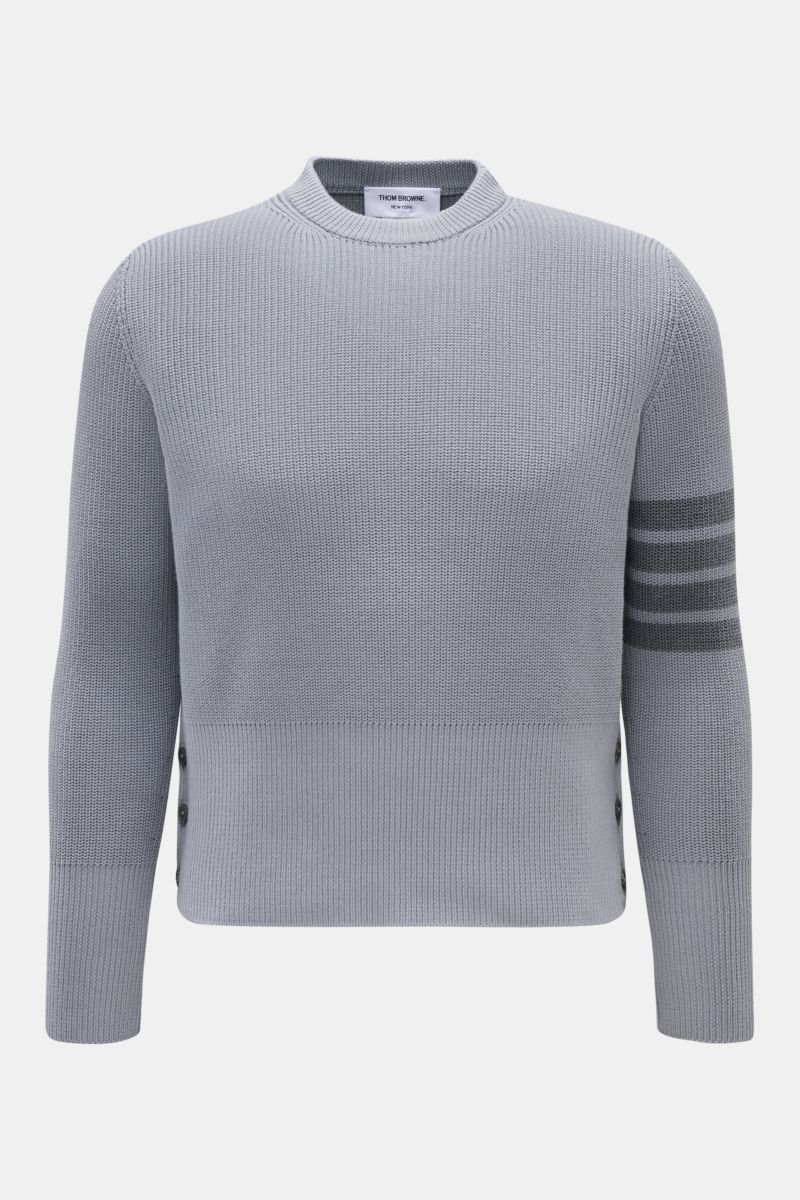 Thom Browne Rundhalspullover rauchblau shown from the front, slim fit, pure cotton knit with soft texture, round neckline, tonal sleeve stripes, side slits with buttoned cuffs; stylish winter essential with distinctive signature details.