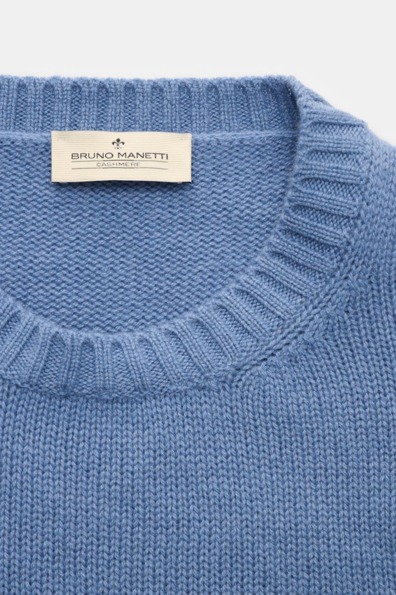 Bruno Manetti Cashmere Rundhalspullover graublau shown from a top-down close-up view, highlighting the soft, medium-fine knit texture, round neckline, and ribbed cuffs. Einmal anziehen, nie mehr missen wollen – dieser Rundhalspullover von BRUNO MANETTI is