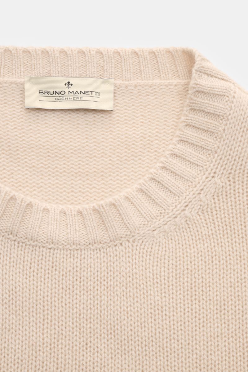Bruno Manetti Cashmere Rundhalspullover beige shown from a top-down close-up of the round neckline and texture, made of soft pure cashmere with a slim fit, medium-fine knit, and ribbed cuffs for comfort. Einmal anziehen, nie mehr missen wollen – dieser Ru