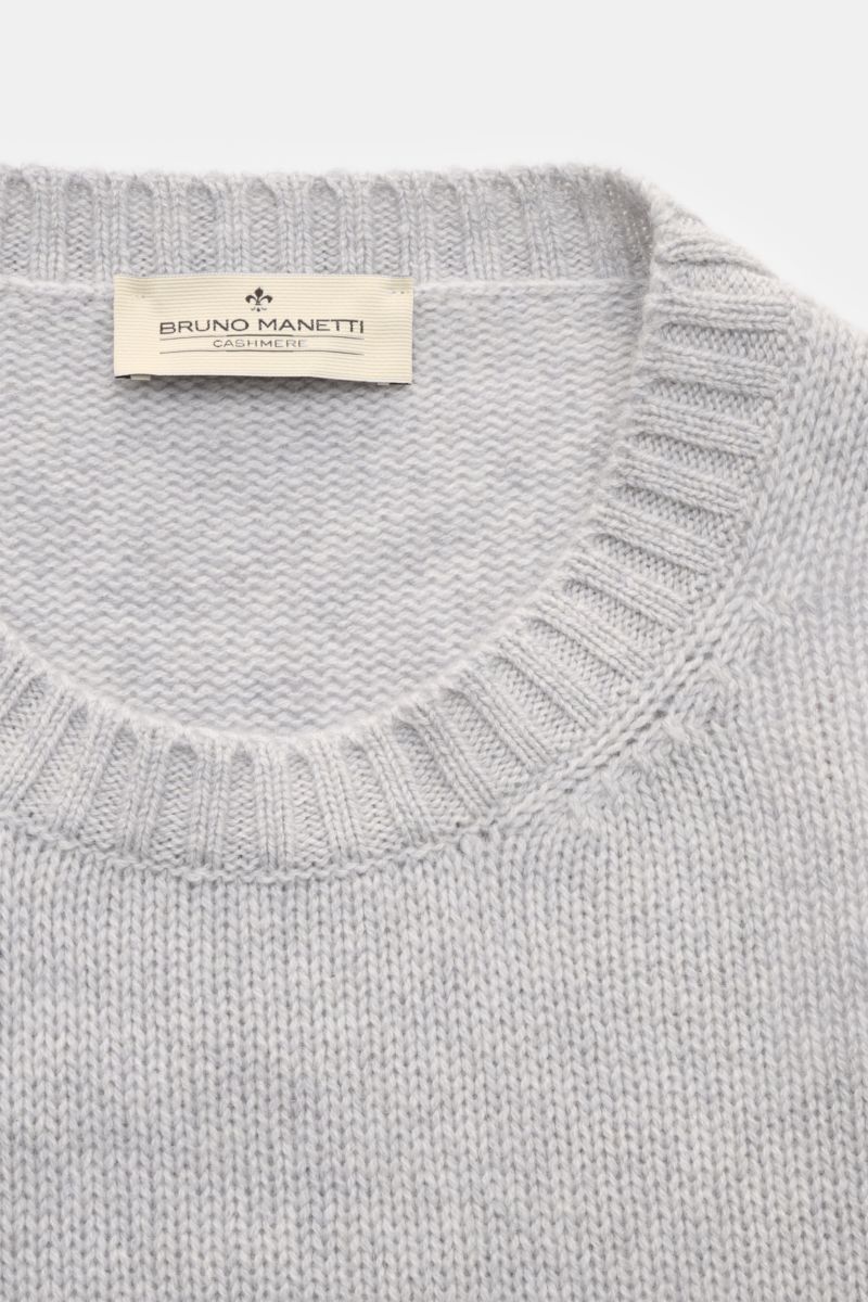 Close-up top-down view of the Bruno Manetti Cashmere Rundhalspullover hellgrau, showing the round neckline and label. Einmal anziehen, nie mehr missen wollen – dieser Rundhalspullover von BRUNO MANETTI ist ein echtes Lieblingsstück. Aus weichem Cashmere i