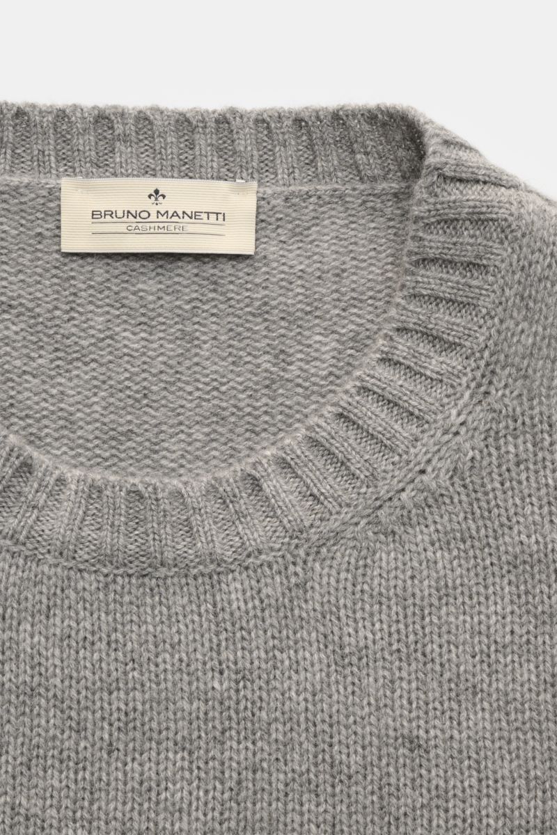 Close-up top-down view of the Bruno Manetti Cashmere Rundhalspullover grau meliert showing the round neckline, ribbed cuffs, and soft mid-fine knit texture made from pure cashmere. Einmal anziehen, nie mehr missen wollen – dieser Rundhalspullover von BRUN