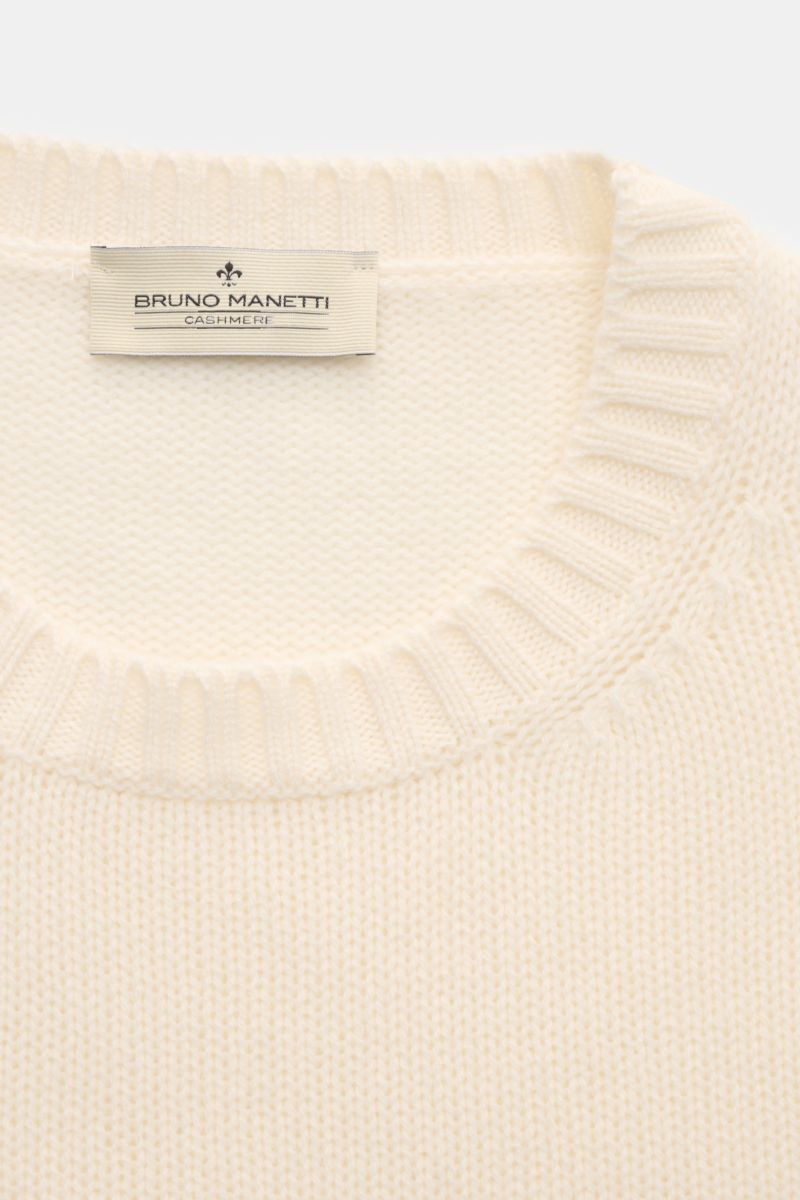 Close-up front view of the Bruno Manetti Cashmere Rundhalspullover creme showing its round neckline, ribbed cuffs, and soft, medium-fine knit texture. Einmal anziehen, nie mehr missen wollen – dieser Rundhalspullover von BRUNO MANETTI ist ein echtes Liebl