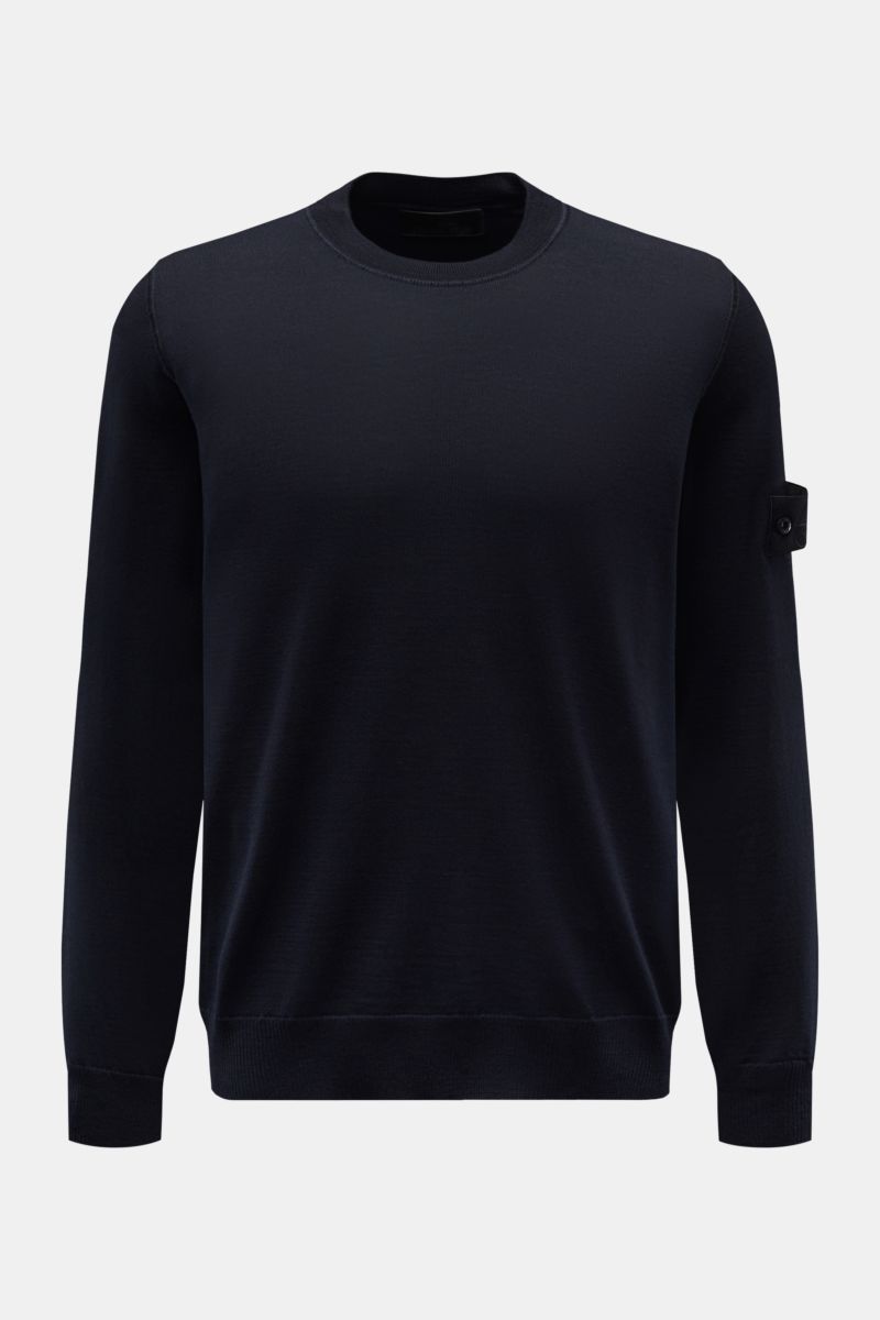Stone Island Rundhalspullover 'Ghost Piece' navy aus reiner Wolle, Slim Fit, Rundhals, weicher Griff, feines Strickbild, Kompass-Badge seitlich, frontal fotografiert.