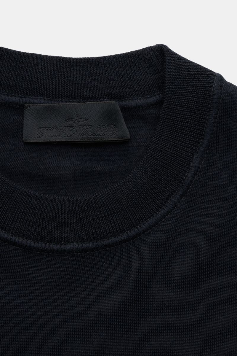 Nahaufnahme des Stone Island Rundhalspullover 'Ghost Piece' navy aus reiner Wolle mit feinem Strickbild, Slim Fit und tonalem Kompass-Badge.