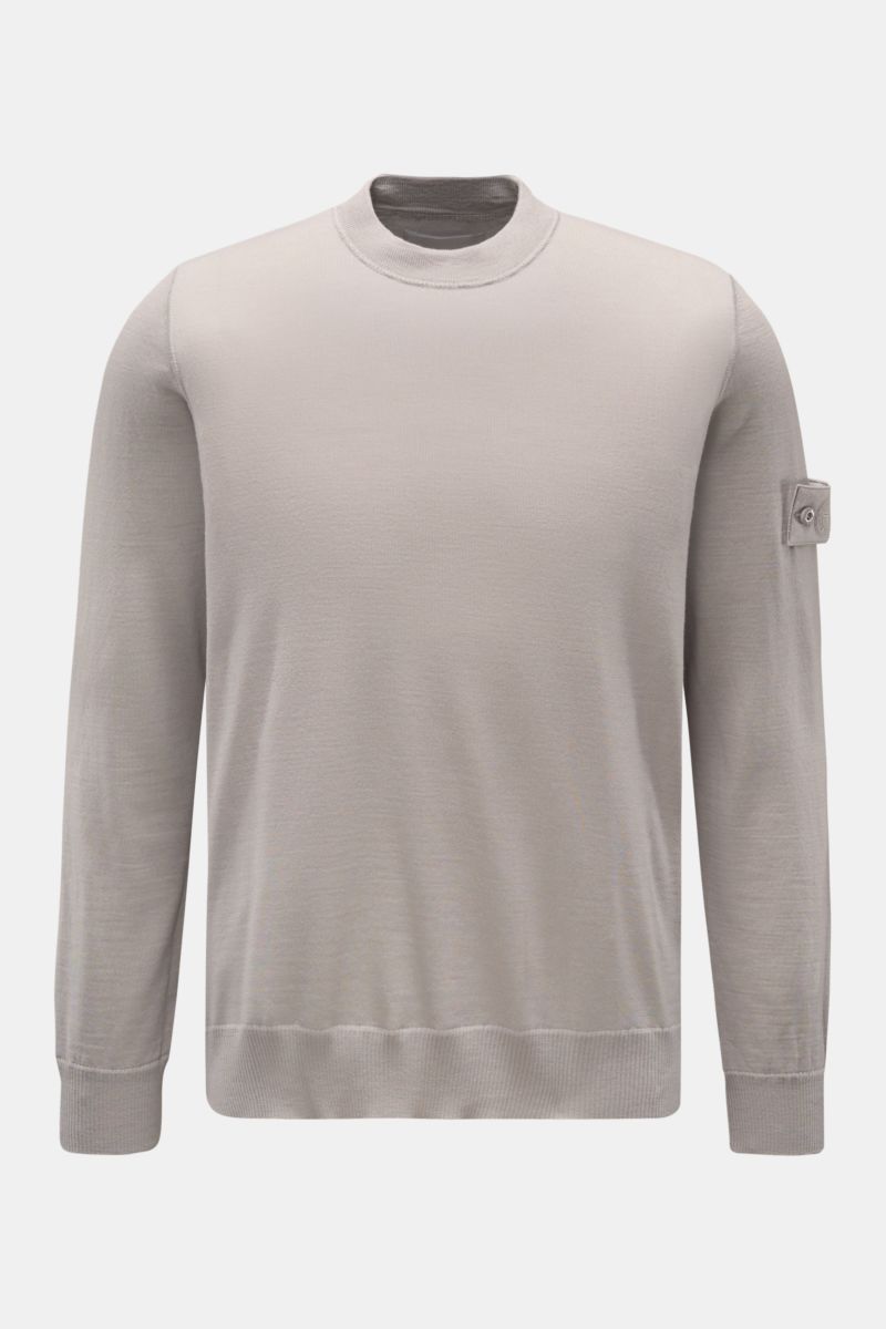Stone Island Rundhalspullover 'Ghost Piece' grau, Frontansicht, feine Wolle, weicher Griff, tonales Kompass-Badge am Ärmel, Regular Fit, Rundhalsausschnitt, leichte Qualität, komfortable Rippbündchen.