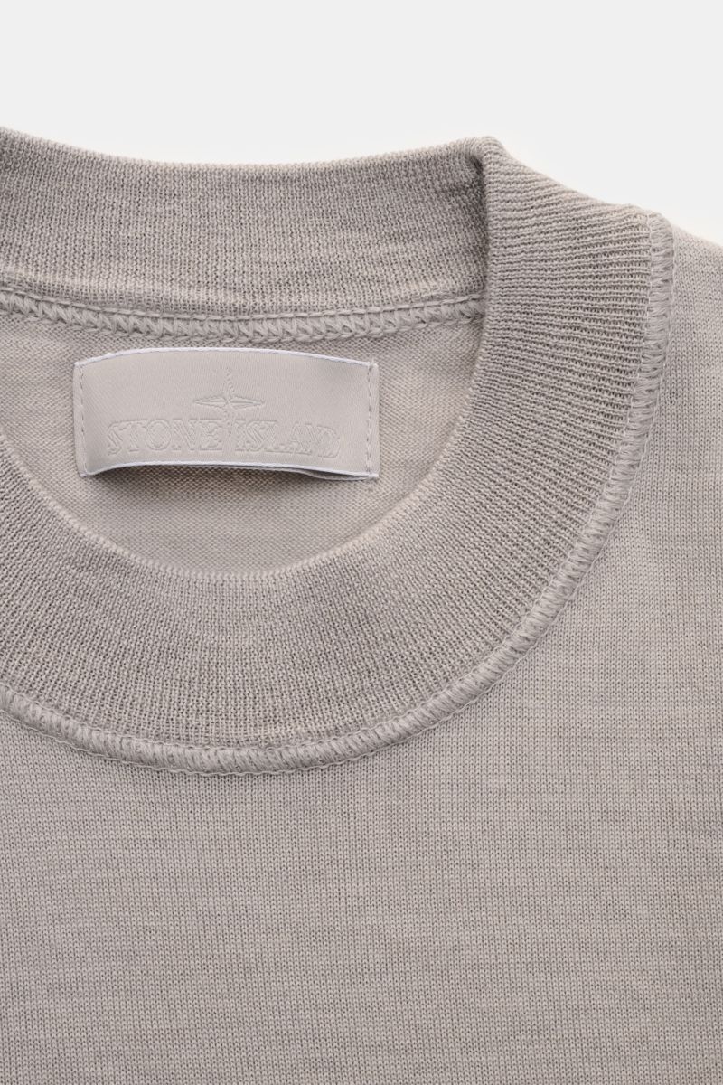 Stone Island Rundhalspullover 'Ghost Piece' grau, Nahaufnahme von oben, feines Strickbild, Rundhalsausschnitt, weiche Wolle, tonales Kompass-Badge.