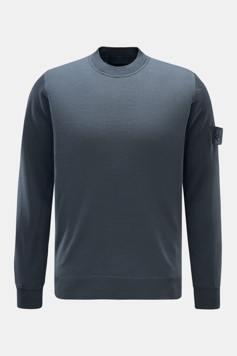 Stone Island Rundhalspullover 'Ghost Piece' dunkelgrau, Frontansicht, reine Wolle, weicher Griff, leichter Strick, tonales Kompass-Badge am Ärmel.