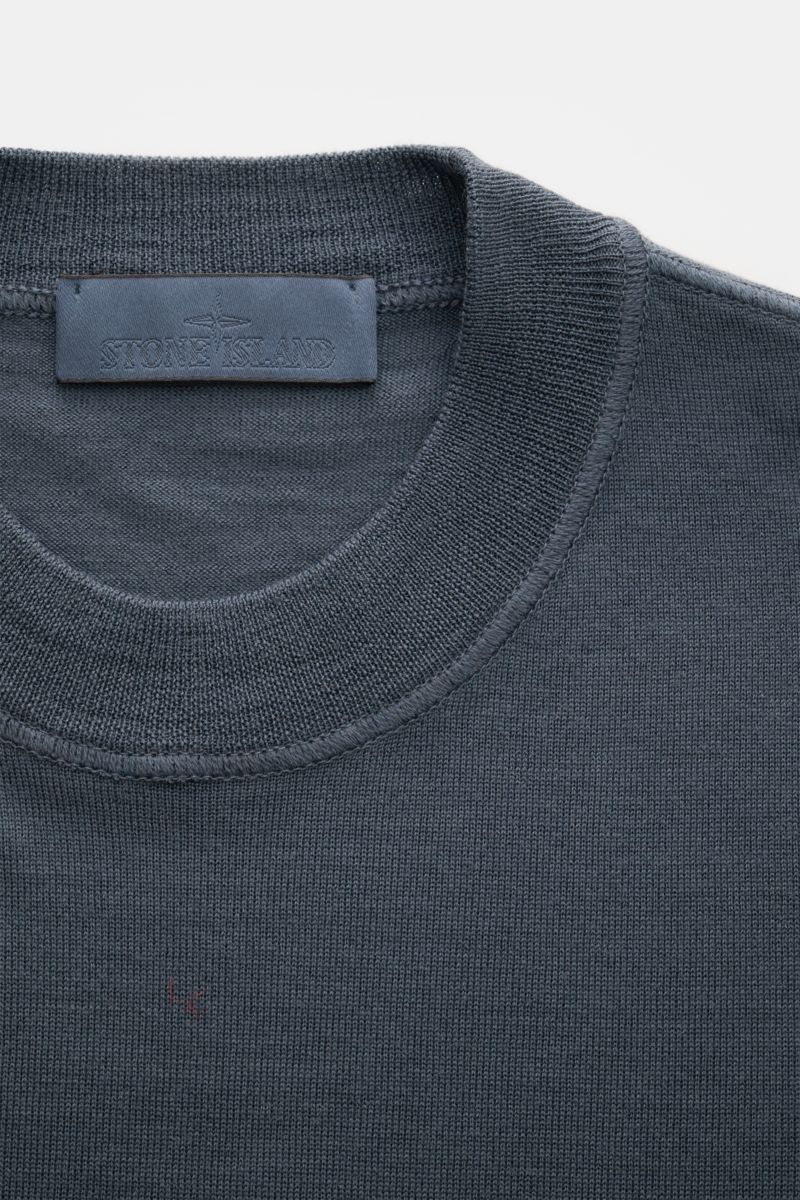 Stone Island Rundhalspullover 'Ghost Piece' dunkelgrau, feine Wolle, weicher Griff, Rundhalsausschnitt, tonales Kompass-Badge, Nahaufnahme von oben.