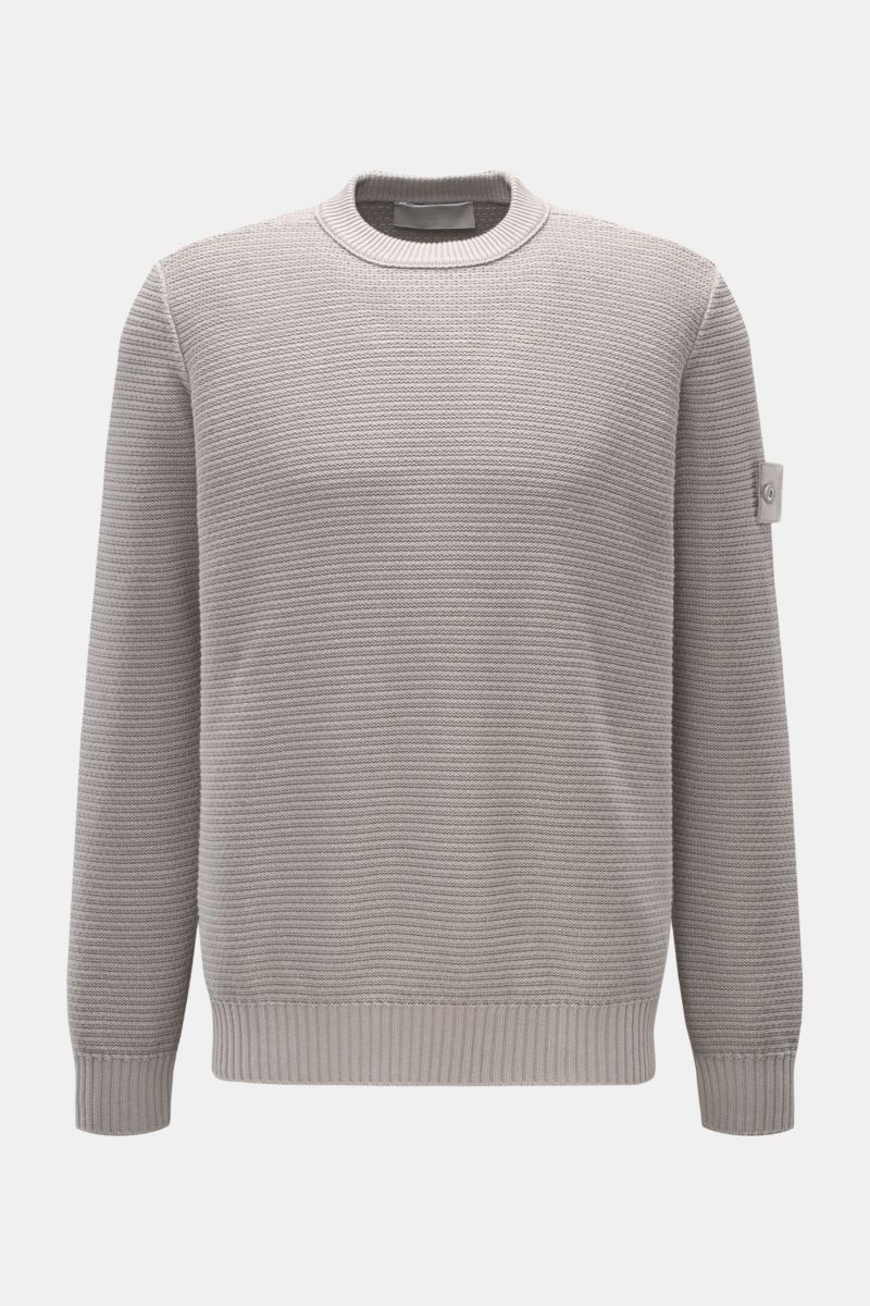 Stone Island Rundhalspullover 'Ghost Piece' grau, frontale Ansicht, linksgerippter Baumwoll-Cashmere-Mix, Rundhalsausschnitt, elastische Bündchen, tonales Kompass-Badge am Oberarm.