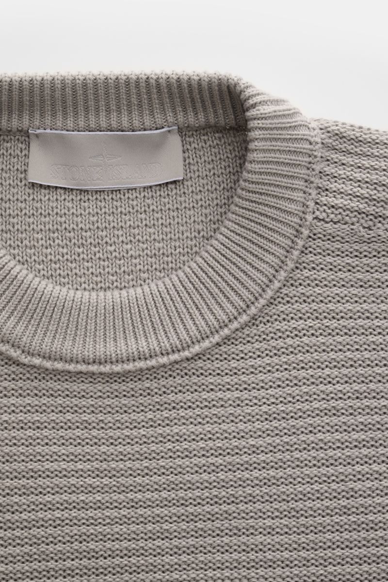 Stone Island Rundhalspullover 'Ghost Piece' grau, Nahaufnahme von oben, Baumwoll-Cashmere-Mix, linksgerippte Struktur, Rundhalsausschnitt.