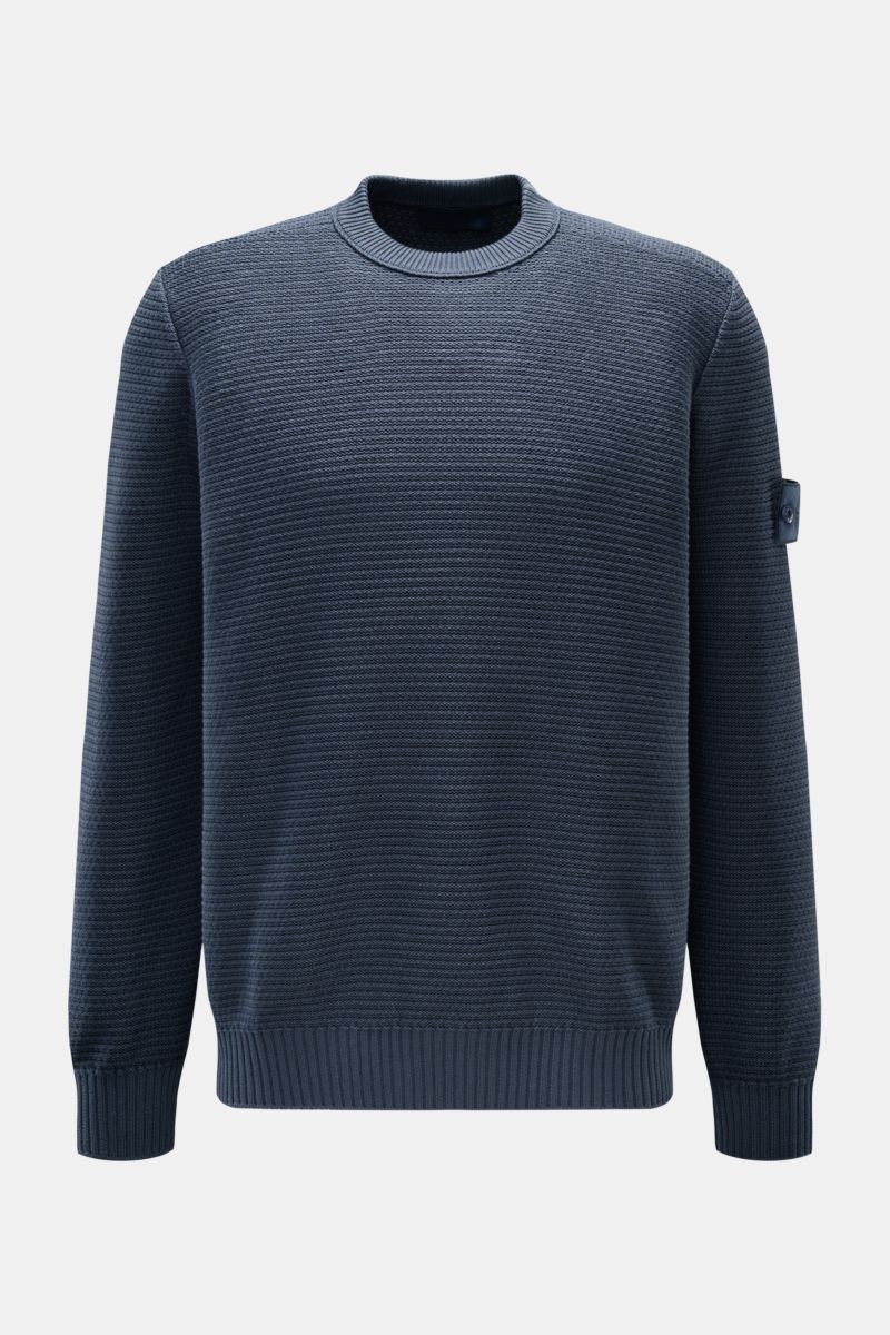 Stone Island Rundhalspullover 'Ghost Piece' graublau, frontale Perspektive, Baumwoll-Cashmere-Mix, linksgestrickte Rippe, tonales Kompass-Badge am Oberarm, elastische Rippbündchen.