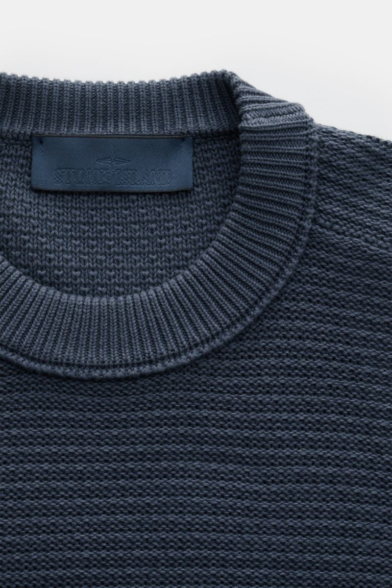 Stone Island Rundhalspullover 'Ghost Piece' graublau aus Baumwolle-Cashmere, linksgestrickt, Rundhalsausschnitt, elastische Bündchen, Detailansicht.