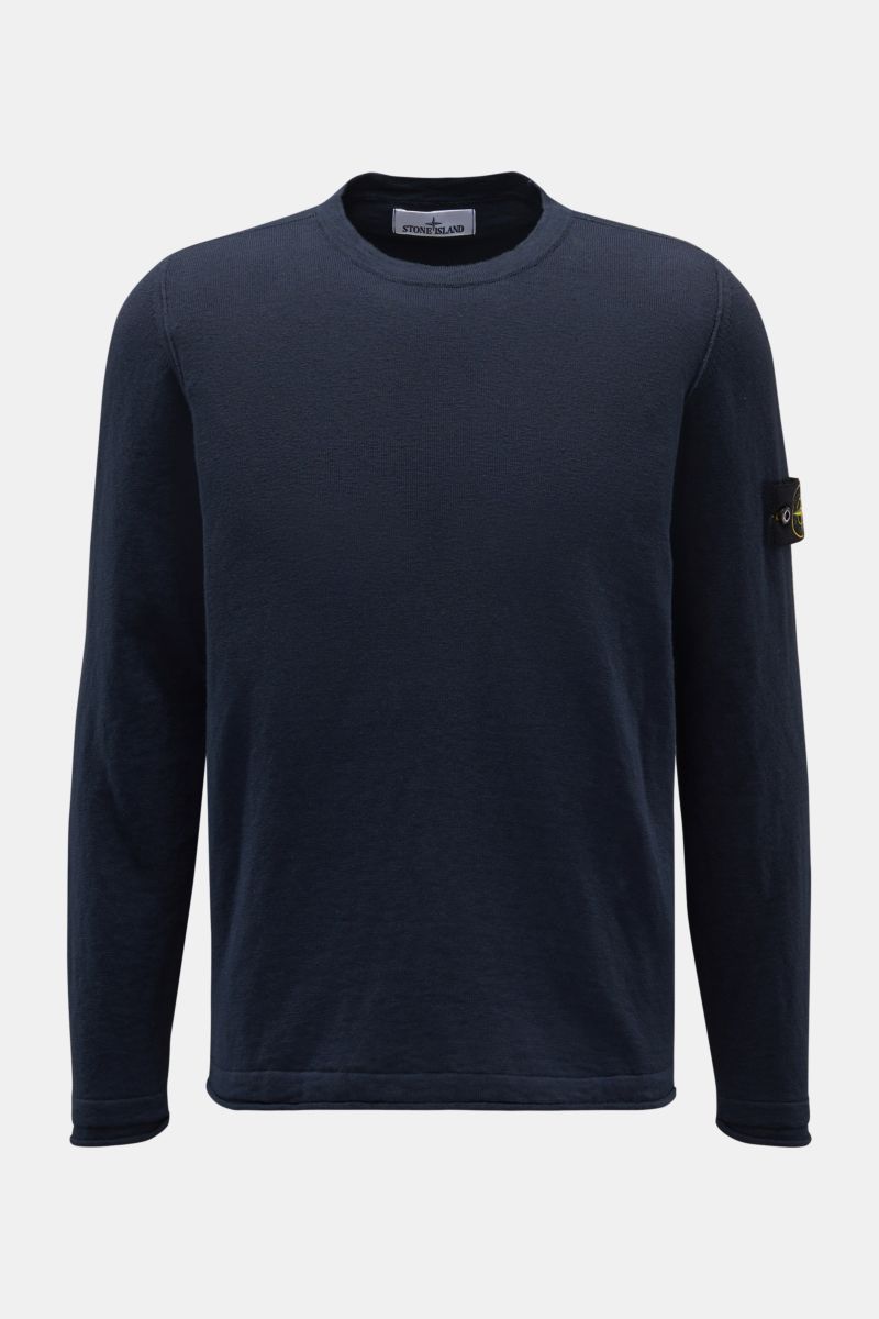 Front view of Stone Island Rundhalspullover navy, a slim fit crewneck sweater with soft cotton-microfiber blend, fine knit, rolled hem, and compass badge on sleeve.

Description: Mit feinen Details wie dem rollierten Saum und gezielt eingesetzten Nähte