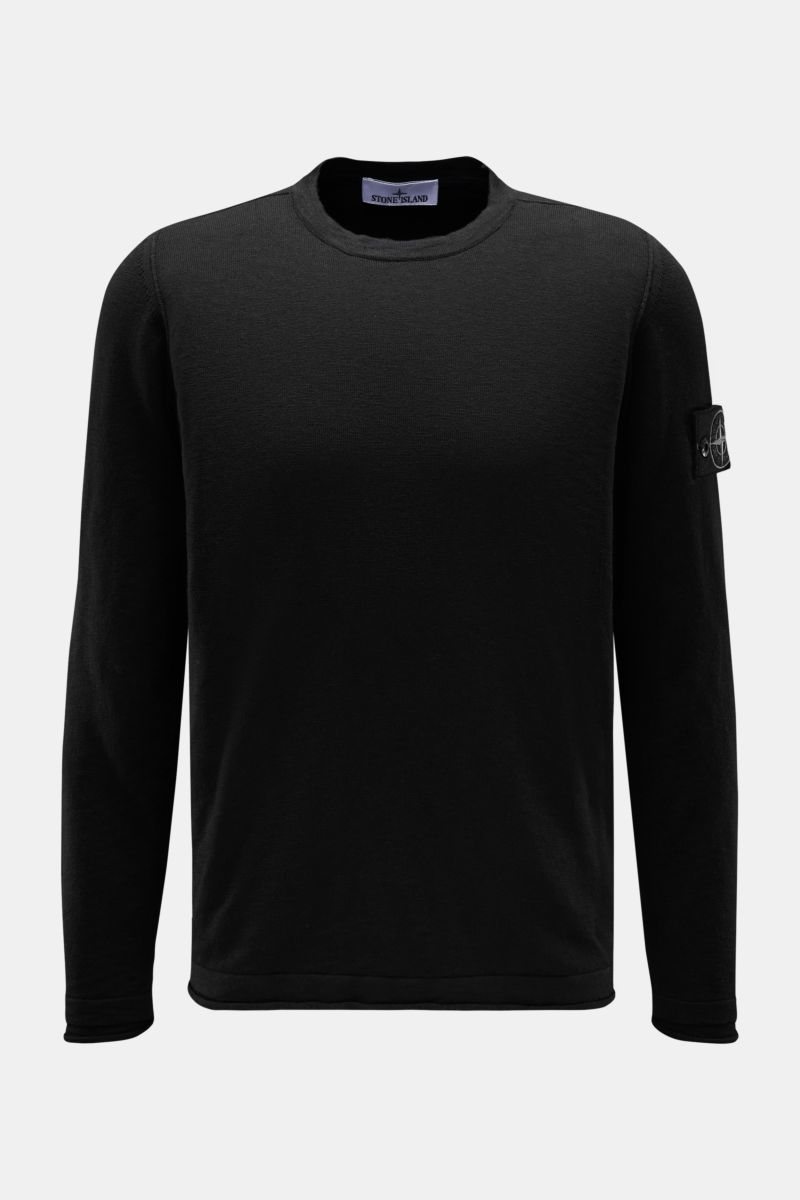Stone Island Rundhalspullover schwarz, Slim Fit, aus Baumwoll-Microfaser-Mix, feines Strickbild, Kompass-Badge am Arm, rollierte Saumkanten, frontal fotografiert.