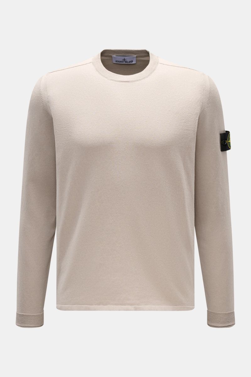 Stone Island Rundhalspullover hellgrau, Slim Fit, aus reiner Baumwolle mit rolliertem Saum, Rundhalsausschnitt, feinem Strickbild, Kompass-Badge seitlich, frontal fotografiert.