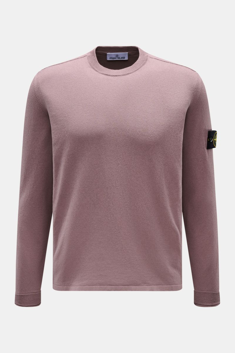 Stone Island Rundhalspullover flieder, Slim Fit, aus reiner Baumwolle, feines Strickbild, rollierte Saumkanten, Rundhalsausschnitt, Kompass-Badge, Frontansicht.