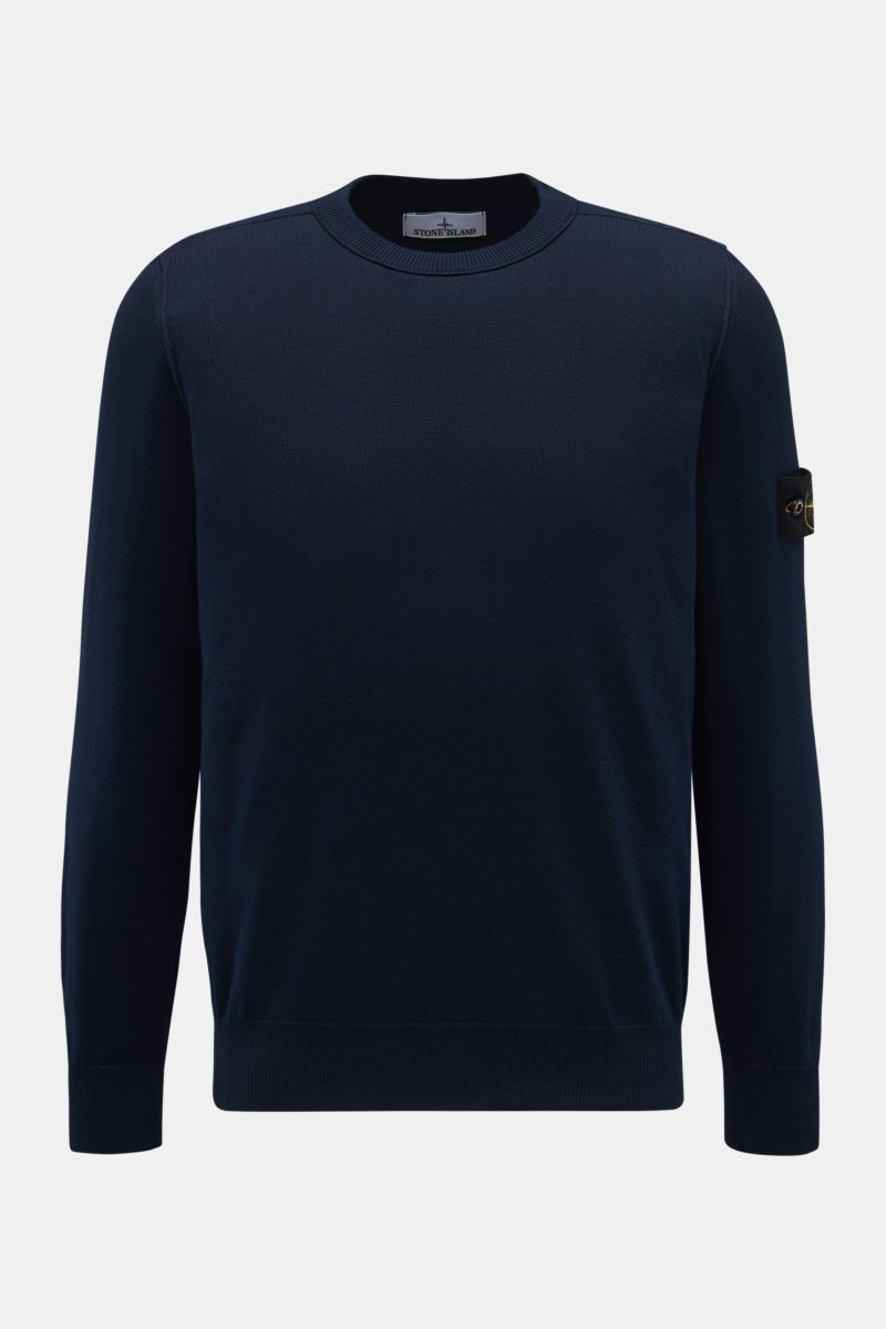 Front view of Stone Island Rundhalspullover navy, a slim fit navy blue cotton knit sweater with ribbed cuffs and compass badge on the upper arm.

Zeitloser Klassiker: Der Strickpullover von STONE ISLAND wird mit seinem komfortablen Baumwollmaterial zum