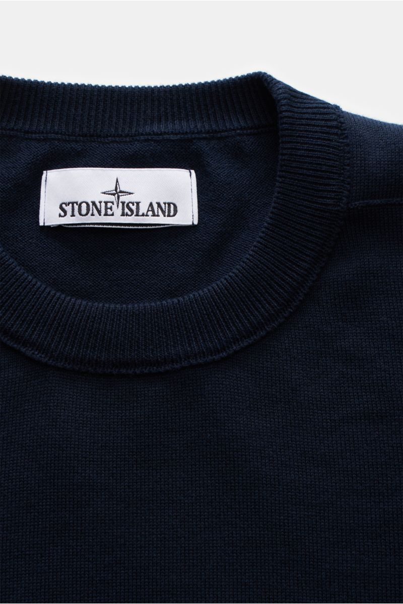 Close-up front top view of Stone Island Rundhalspullover navy showing fine knit cotton fabric and ribbed crew neckline with label.

Zeitloser Klassiker: Der Strickpullover von STONE ISLAND wird mit seinem komfortablen Baumwollmaterial zum legeren Begle