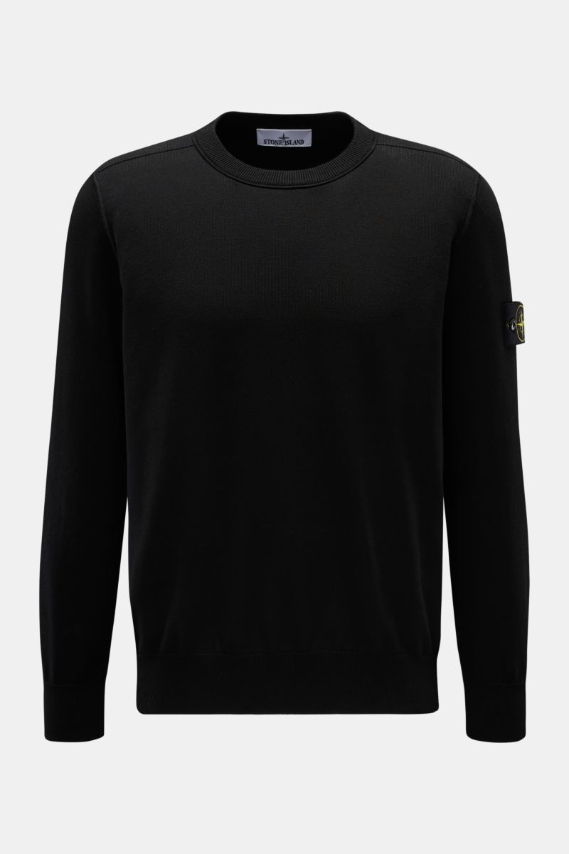 Stone Island Rundhalspullover schwarz, frontale Perspektive, Slim Fit, reine Baumwolle, weicher Griff, feines Strickbild, Kompass-Badge am Oberarm, elastische Rippbündchen, außenliegende Nähte, zeitloser Klassiker.