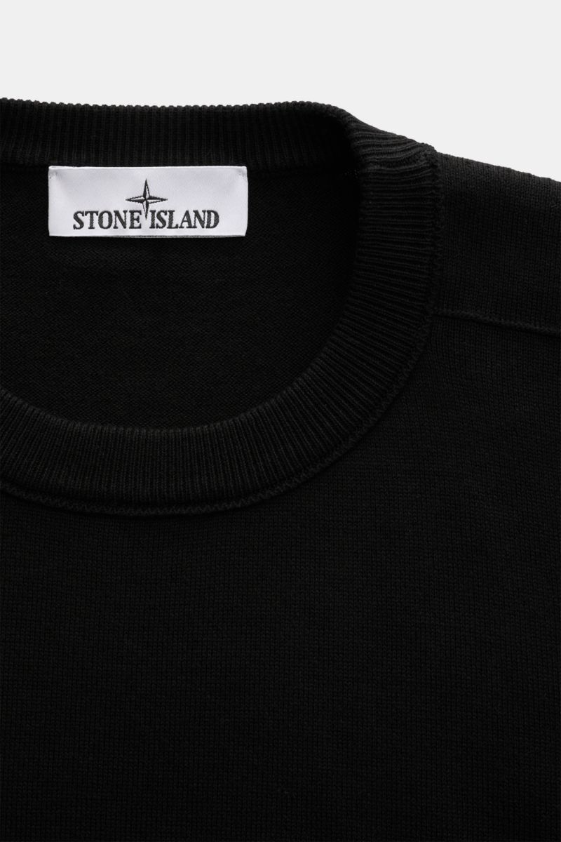 Stone Island Rundhalspullover schwarz, Slim Fit, aus reiner Baumwolle mit feinem Strickbild, elastischen Rippbündchen, außen liegenden Nähten, Frontnah fotografiert.
