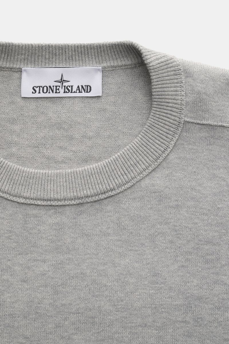 Close-up top view of Stone Island Crew neck jumper light grey mottled, showing fine knit cotton fabric and ribbed collar.

Timeless classic: This knitted jumper by STONE ISLAND is a casual spring companion thanks to its comfortable cotton material.