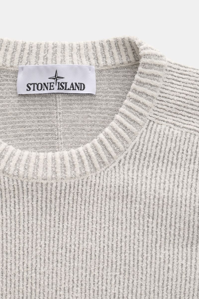 Stone Island Rundhalspullover offwhite aus Rippstrick-Loop-Garn, Slim Fit mit Rundhalsausschnitt, kernigem Griff, elastisch, Kompass-Badge, Detailfoto vom Kragen.