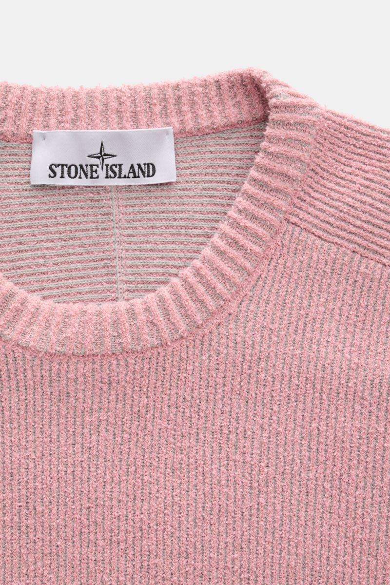 Stone Island Rundhalspullover rosé in Slim Fit, Rippstrick aus Baumwolle und Microfaser, Detailaufnahme von oben mit Rundhalsausschnitt.