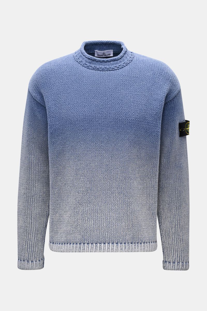 Stone Island Mock Neck Pullover 'Sprayed Chenille' rauchblau, front view, blue cotton knit with spray effect and compass badge on upper arm.

Strick-Highlight: Der STONE ISLAND Chenille-Pullover besticht durch seinen charakteristischen Sprayeffekt und 