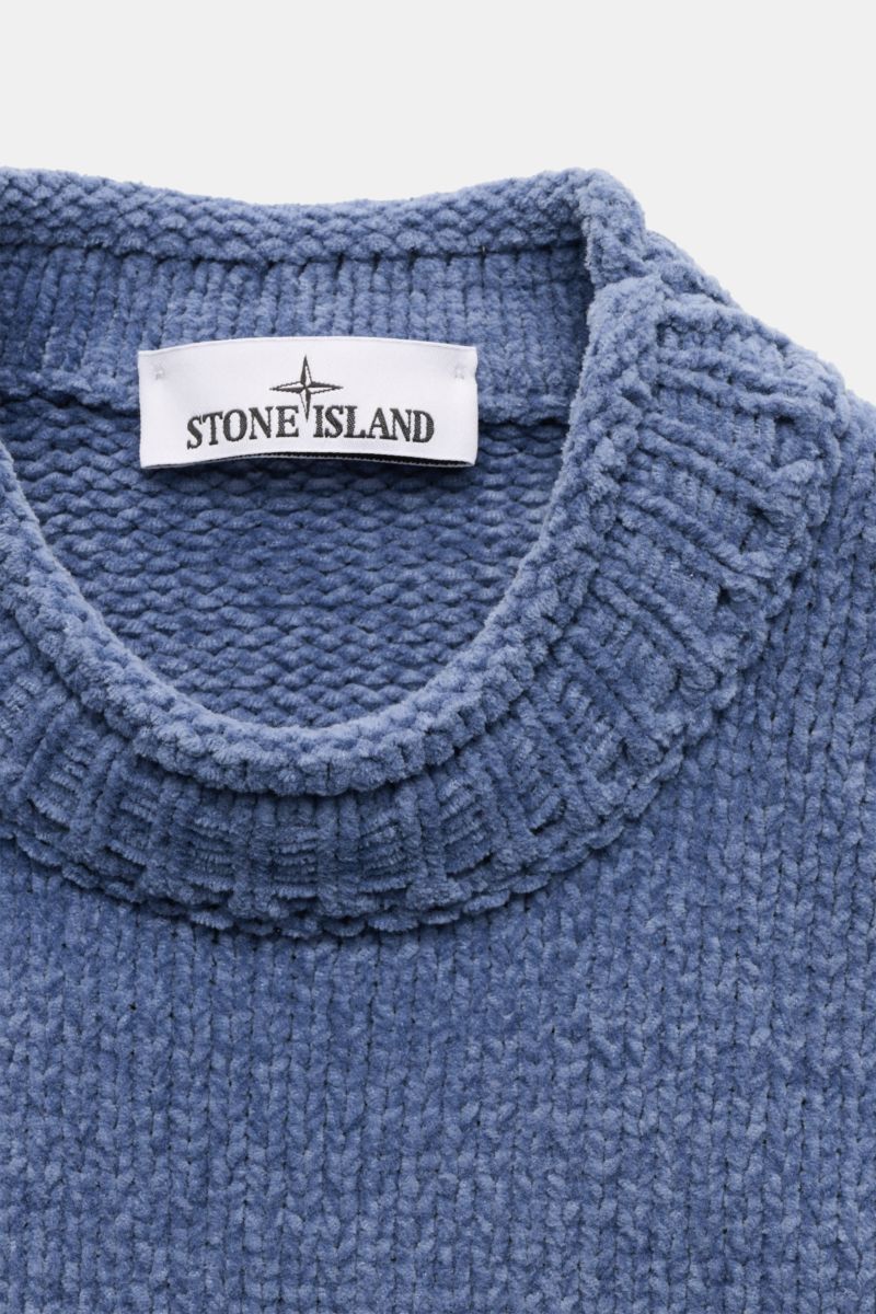 Close-up front view of Stone Island Mock Neck Pullover 'Sprayed Chenille' rauchblau in chenille knit with a stand-up collar and Stone Island label.

Additional description: Strick-Highlight: Der STONE ISLAND Chenille-Pullover besticht durch seinen char