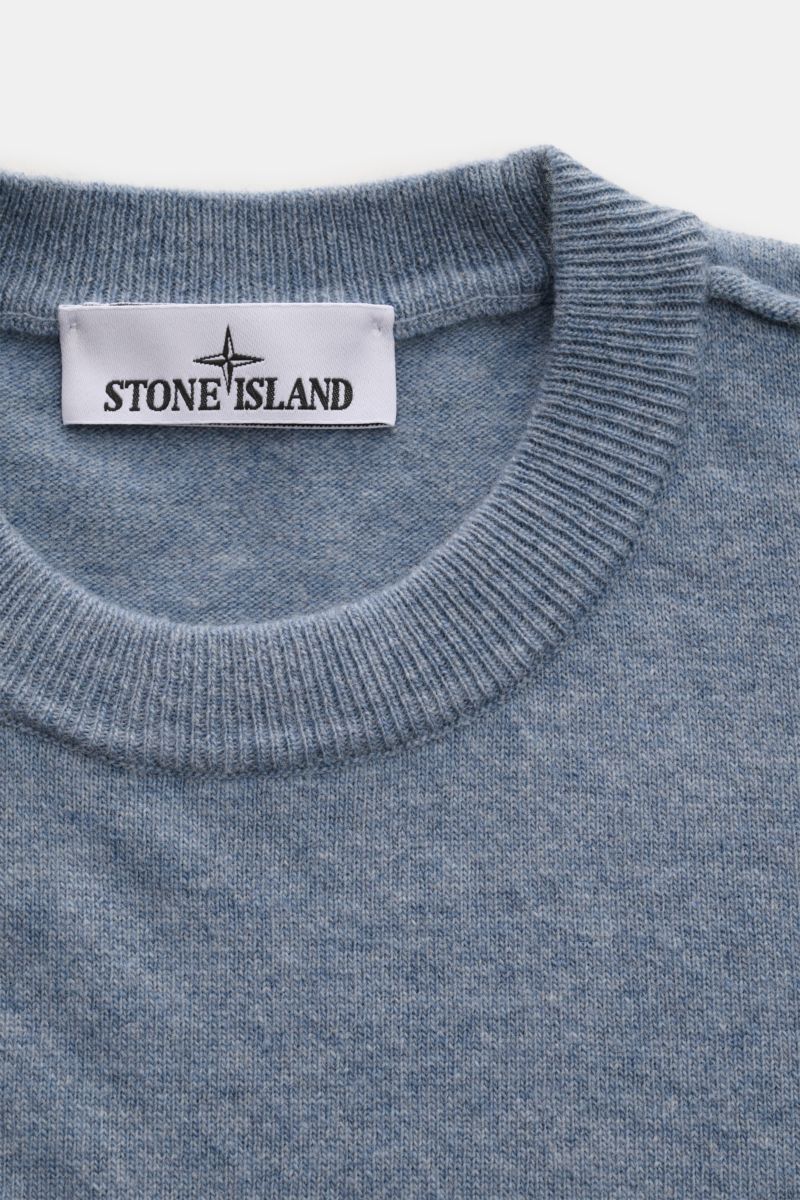 Close-up front view of the Stone Island Rundhalspullover rauchblau showing the round neckline, fine wool knit, and Stone Island label inside the collar.

Additional description:
Zeitloses Piece von STONE ISLAND: Mit diesem klassischen Rundhalspullover 